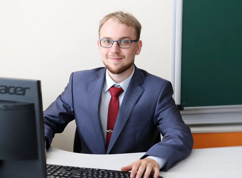 Мужчина в классе за компьютером